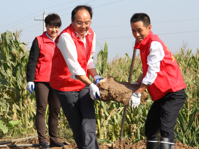 南稀金石志愿队牢筑防汛“红色堤坝”2.jpg 南稀金石志愿队牢筑防汛“红色堤坝”2.jpg